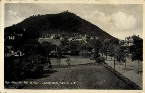 Ak Klein Biesnitz Görlitz in der Lausitz, Berg Landeskrone, 420 m. ü. M., Häuser, Bäume, Landscha