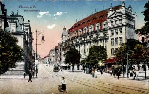 Ak Plauen im Vogtland, Bahnhofstraße,  Gebäude, Straßenansicht, blauer Himmel, Frühling