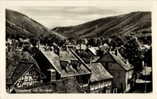 Ak Ilsenburg im Harz, Ilsenburg mit Brocken, Berglandschaft, charakteristische Architektur