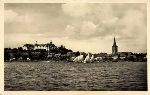Ak Plön am See Holstein, Stadtansicht mit Wasser, Segelbooten, Kirche und Häusern