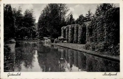 Ak Gütersloh in Westfalen, Stadtpark, Wasserfläche, Bäume, parkähnliche Landschaft