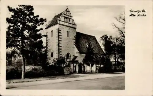 Ak Coswig in Sachsen, Alte Kirche, Steinernes Gebäude, Baum im Vordergrund, Wolken am Himmel, Str