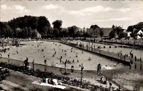 Ak Brackwede Bielefeld in Westfalen, Freibad, viele Badende, Schwimmbecken, Bäume, Häuser im Hint