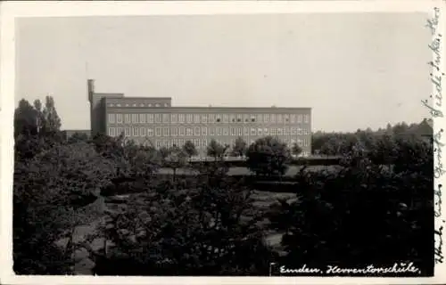 Ak Emden in Ostfriesland,  Herrenterschule, große Schule, umgeben von Bäumen, Gartenanlage