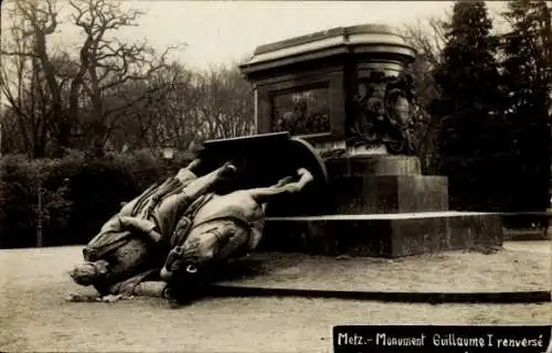 Ak Metz Moselle, Monument Guillaume I renversé