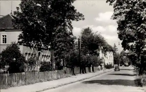 Ak Wiesa Kamenz in der Lausitz, Straße mit Bäumen, Häusern, Auto, sonnige Wolken