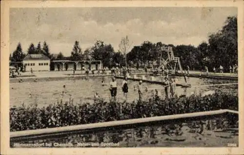 Ak Hartmannsdorf Reichenau im Erzgebirge, Natur- und Sportbad, Schwimmer, Badegäste, Bäume, Gebäu