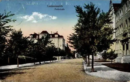 Ak Luckenwalde in Brandenburg, Landschaft mit Bäumen, Parkstraße,  Architektur