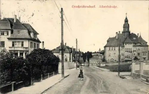 Ak Großröhrsdorf in Sachsen, Albertstraße, Straßenansicht, Häuser, Person auf Straße