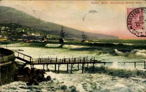 Ak Jalta Krim Ukraine, Wellen, Schiffe im Sturm, Uferpromenade, Berglandschaft
