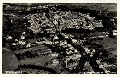 Ak Treuenbrietzen in Brandenburg, Luftaufnahme von  Stadtansicht, Agrarlandschaft