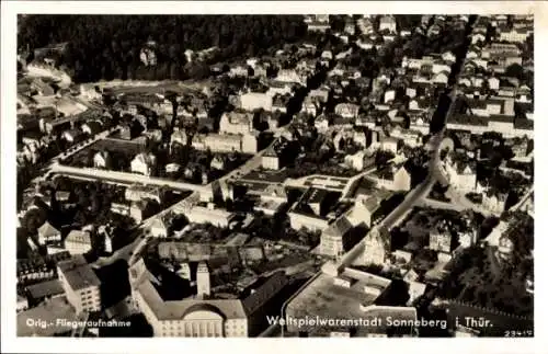 Ak Sonneberg in Thüringen, Luftaufnahme von  Stadtansicht, Spielwarenstadt