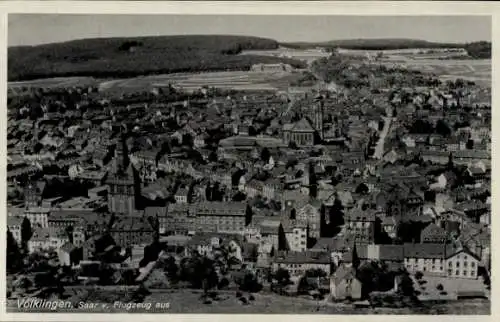 Ak Völklingen im Saarland, Luftbild von  Saar, im Hintergrund Wälder und Felder