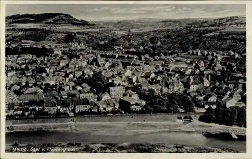 Ak Merzig an der Saar, Luftaufnahme von  Saar, Flussansicht, Stadtansicht