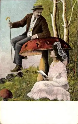 Ak Mann auf dem Schirm eines Pilzes sitzend, lesende Frau