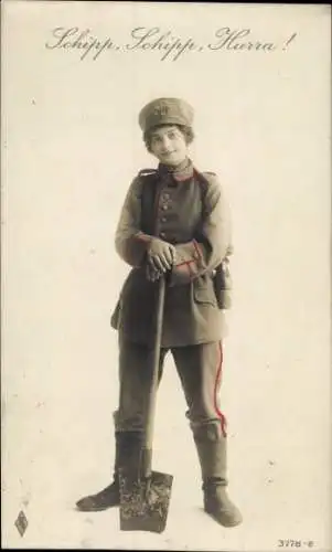 Ak Schipp, Schipp, Hurra, Frau in Uniform mit Schaufel
