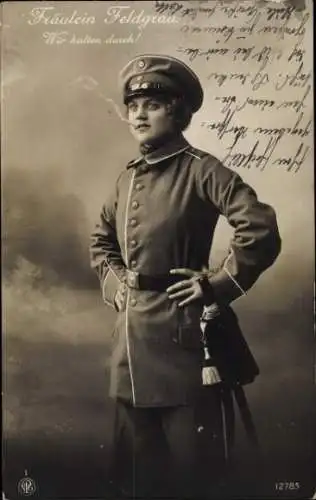Ak Fräulein Feldgrau, Wir halten durch, Frau in Uniform, Zigarette, NPG 12785