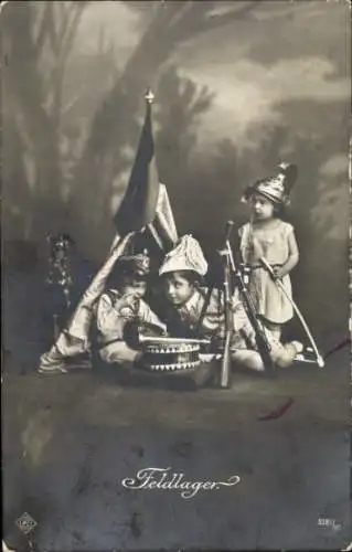 Ak Feldlager, Kinder spielen Soldaten, Helme, Waffen, Fahne, Trommel