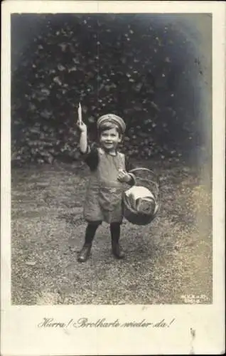 Ak Hurra, Brotkarte wieder da, Kleines Kind mit Brotkorb