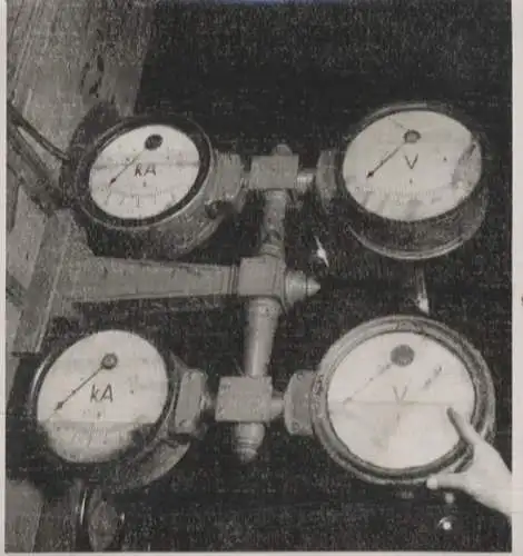 Original Foto Berlin Kreuzberg Umformerwerk U-Bahnhof Hallesches Tor, Messgeräte, um 1945, 12x12 cm
