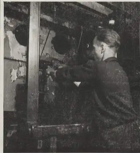 Original Foto Berlin Kreuzberg Umformerwerk U-Bahnhof Hallesches Tor, Arbeiter, um 1945, 12x12 cm