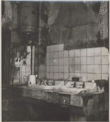 Original Foto Berlin Kreuzberg Umformerwerk U-Bahnhof Hallesches Tor, Waschraum, um 1945, ca. 12x12