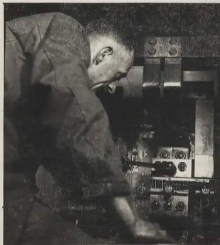 Original Foto Berlin Kreuzberg Umformerwerk U-Bahnhof Hallesches Tor, Arbeiter, 1945, ca. 12x12 cm