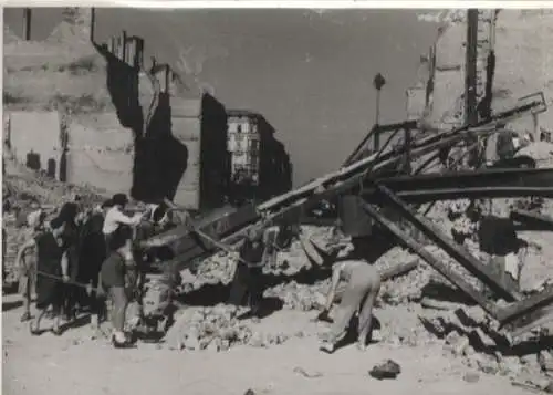Original Foto Berlin Kreuzberg, Hagelberger Str., Trümmerfrauen, um 1945, ca. 13 x 17 cm