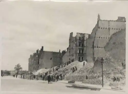Original Foto Berlin Kreuzberg, Hagelberger Straße, Trümmerfrauen, um 1945/46, ca. 13 x 17 cm