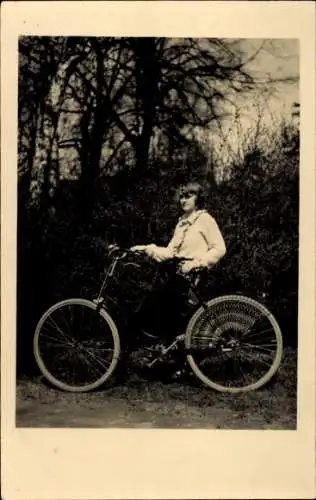 Foto Ak junge Frau mit einem Fahrrad