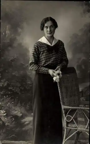 Foto Ak Gliwice Gleiwitz Oberschlesien, Frau-Porträt, Stuhl