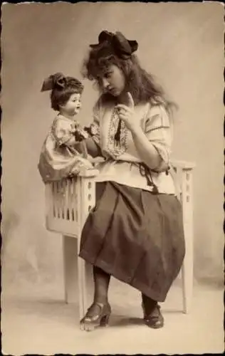 Foto Ak Mädchen mit Puppe, Porträt