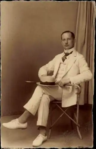 Foto Ak Kołobrzeg Ostseebad Kolberg Pommern, Mann in weißem Anzug, Porträt
