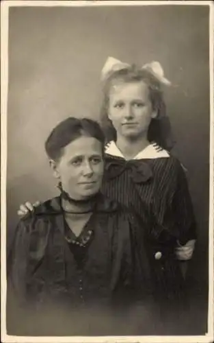 Foto Ak Wołów Wohlau Schlesien, Frau mit Kind, Porträt