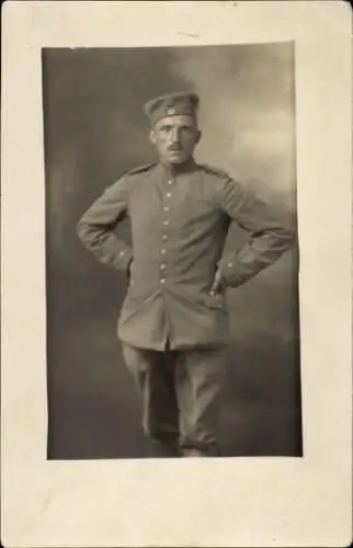 Foto Ak Ostróda Osterode Ostpreußen, Deutscher Soldat in Uniform