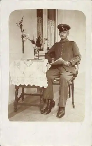Foto Ak Kołobrzeg Ostseebad Kolberg Pommern, Deutscher Soldat in Uniform
