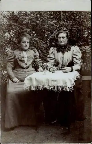 Foto Ak Jawor Jauer Schlesien, Zwei Frauen am Tisch