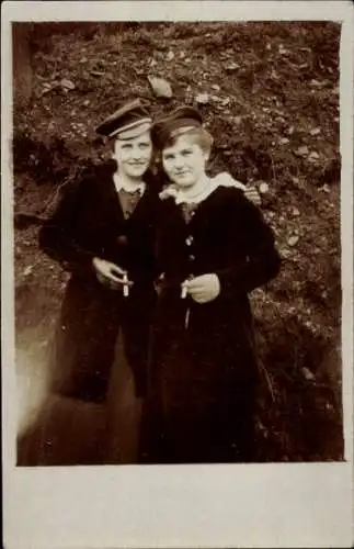 Foto Ak Elberfeld Wuppertal, Zwei rauchende Frauen