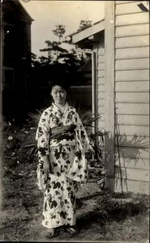 Foto Ak Japanerin in Volkstracht, Kimono, Wohnhaus
