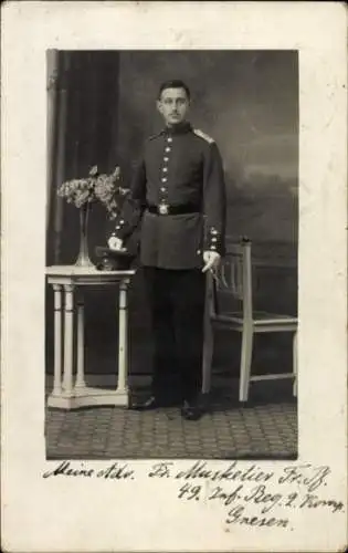 Foto Ak Gniezno Gnesen Posen, Infanterie-Regiment 49, Soldat in Uniform