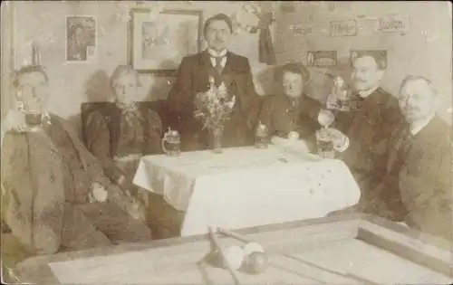 Foto Ak Bredow Szczecin Stettin Pommern, Menschen am Tisch