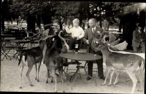 Foto Ak München, Familie am Tisch, Junge Hirsche