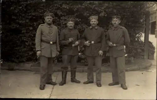 Foto Ak Świdnica Schweidnitz Schlesien, Grenadier-Regiment 10, Soldaten in Uniformen