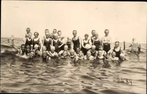 Foto Ak Międzyzdroje Ostseebad Misdroy Pommern, Menschen im Wasser, Gruppenfoto