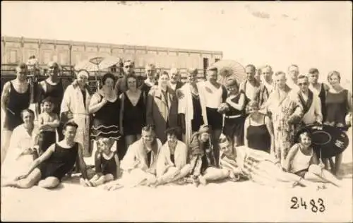 Foto Ak Międzyzdroje Ostseebad Misdroy Pommern, Menschen am Strand, Gruppenfoto
