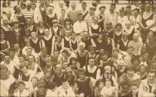 Foto Ak Świnoujście Swinemünde Pommern, Touristen, Gruppenfoto