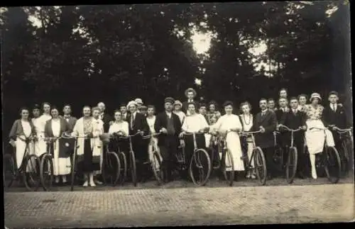 Foto Ak Radfahrer, Gruppenfoto, Fahrräder