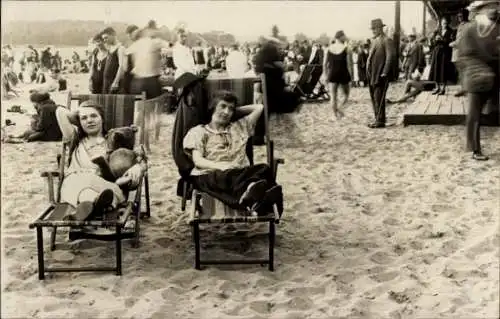 Foto Ak Menschen am Strand, Mädchen mit Teddy, Teddybär