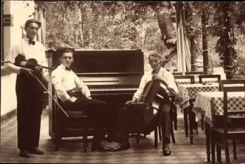 Foto Ak Kapelle Schweizerhaus?, 1930, Musikinstrumente, Musiker