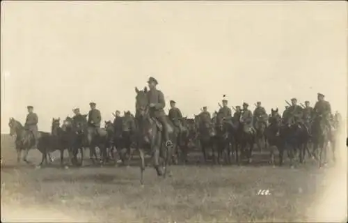 Foto Ak Soldaten in Uniformen, 1. Batterie Infanterie Regt. 6, Parade